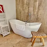 Le Petit Paradis 24 Bed & Breakfast 4*