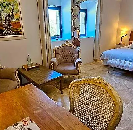 Le Petit Paradis 24 Bed & Breakfast 4*