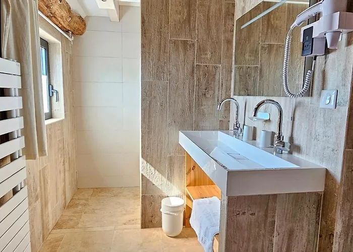 Le Petit Paradis 24 Bed and Breakfast 4*